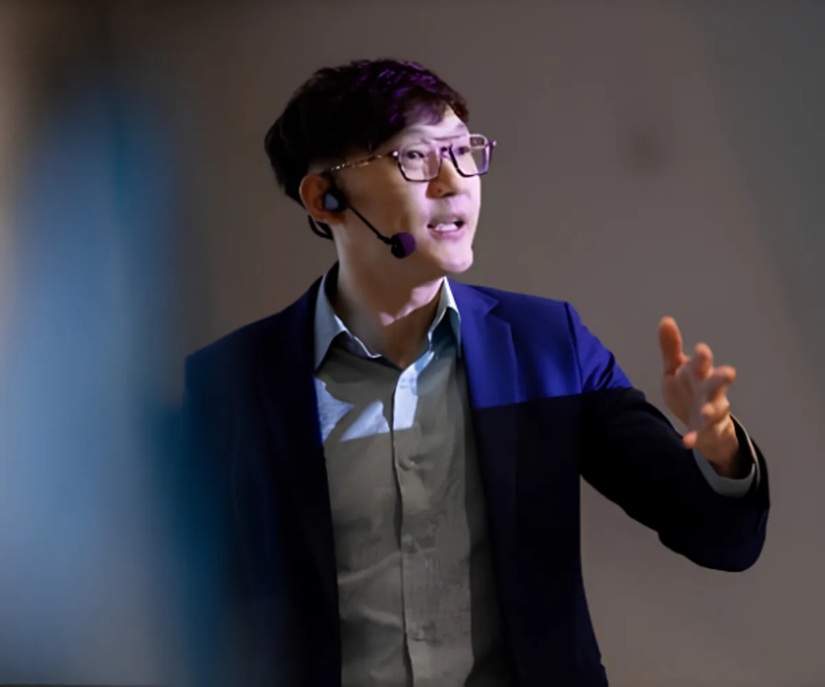 Alex delivering a keynote during a corporate digital marketing flagship cohort